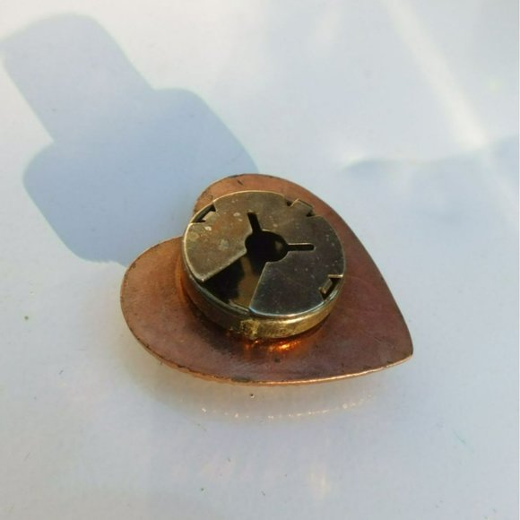 Older Style Copper Heart Brooch With Unique Patterns - Picture 4 of 6